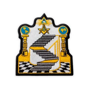 Könnte beinhalten: Gestickter Aufnäher mit einem Freimaurer-Emblem, umrandet von einem schwarzen Rand. Das Design umfasst eine Treppe, Säulen und einen Globus in Gold, Weiß und Schwarz. Oben befindet sich ein Dreieck mit einem Auge.