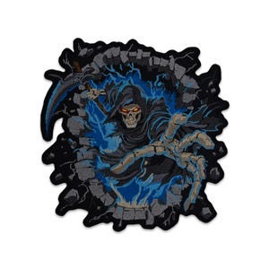 Pode incluir: Um emblema bordado apresentando uma figura esquelética da morte emergindo de uma parede de pedra rachada. A figura veste um manto escuro com capuz, tem olhos vermelhos brilhantes e segura uma foice. Energia azul emana do centro da imagem.