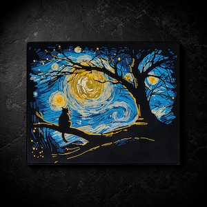 Puede incluir: Una obra de arte enmarcada en negro que representa la silueta de un gato en la rama de un árbol, sobre un cielo nocturno arremolinado azul y amarillo. El estilo recuerda a "La noche estrellada" de Van Gogh, con un aspecto texturizado.