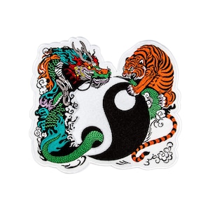 Peut inclure: Un écusson brodé représentant un symbole yin et yang noir et blanc au centre. Un dragon coloré aux écailles vertes, rouges et bleues s'enroule sur le côté gauche, tandis qu'un tigre orange et noir est positionné sur le côté droit du symbole.