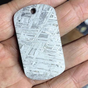 37 Gramm Eisenmeteorit Natürlicher Meteorit Carving Anhänger, Space Gift, Space Rock Anhänger, Meteorit Scheibe, Meteorit für Halskette