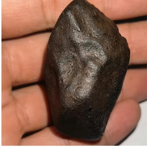 Meteorito raro de crosta de fusão típica com linhas de fluxo – espécime colecionável, presente espacial