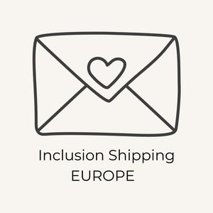 Puede incluir: Un dibujo lineal en blanco y negro de un sobre con un símbolo de corazón. El texto "Inclusion Shipping EUROPE" está debajo del sobre. La imagen está sobre un fondo color crema.