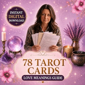 Op de afbeelding: Een digitale downloadgids voor 78 tarotkaarten met liefdesbetekenissen. De afbeelding toont een persoon die geprinte pagina's vasthoudt, een gloeiende kristallen bol, een kaars, een amethistcluster en een vaas met lavendel op een paarse achtergrond.