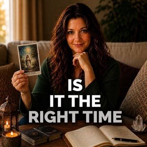 Op de afbeelding: Een rechthoekige tarotkaart getiteld The Star met een afbeelding van een figuur onder een heldere ster, vastgehouden door een persoon in een donkergroene trui. De tekst IS IT THE RIGHT TIME staat in het wit over de afbeelding. Een boek, pen en kaars.
