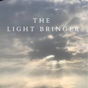Puede incluir: Una portada de libro con un fondo de cielo nublado. El título "THE LIGHT BRINGER" está escrito en texto blanco. Debajo del título, dice "A NOVEL BY JESS EVO".