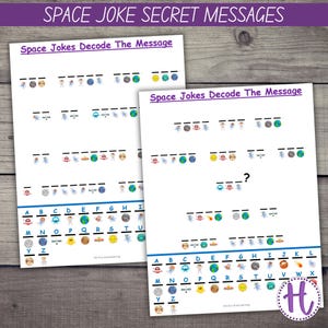 Könnte beinhalten: Zwei weiße Papierbögen mit dem Text "SPACE JOKE SECRET MESSAGES" und "Space Jokes Decode The Message". Die Bögen enthalten eine codierte Nachricht mit Weltraum-Illustrationen und einem Alphabet-Schlüssel unten. Auf einer Holzoberfläche.