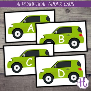 Puede incluir: Cuatro tarjetas con coches verdes, cada una con una letra diferente del alfabeto: A, B, C y D. Las tarjetas tienen bordes negros y el texto "ALPHABETICAL ORDER CARS" en la parte superior. El fondo es de madera.