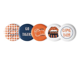 ゴータイガースのピンボタン - 試合日、ピン、フットボール、フットボールピン、大学フットボールピン、タイガースのピン