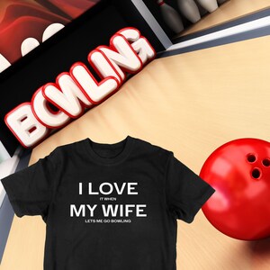 Peut inclure: T-shirt noir avec un texte blanc qui dit "J'aime quand ma femme me laisse aller au bowling".