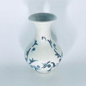 Vase vintage en grès MVS Bective : motif de feuilles bleues, atelier de poterie