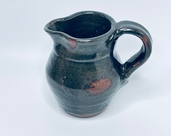 Pichet en poterie signé Studio : vase Mid-Century vert émaillé, pichet bohème rustique
