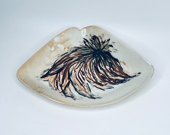 Antyczna miseczka na drobiazgi HAF Studio Pottery: ręcznie malowana abstrakcyjna miseczka w kształcie trójkąta