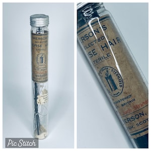 Op de afbeelding: Een glazen buis gevuld met zwart paardenhaar, met het label "Merson's Selected Horse Hair Sterile". Het label bevat ook een logo met een toren en de tekst "Septic Trade Sterilized Mark Registered in Gt. Britain".