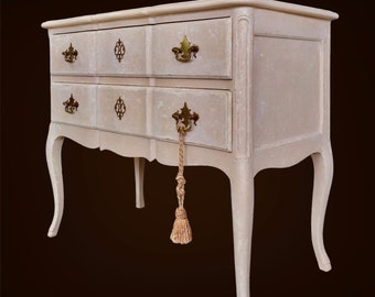 Commode peinte de style Louis XV avec dessus en faux marbre