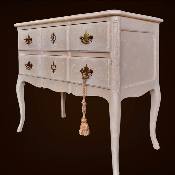 Commode peinte de style Louis XV avec dessus en faux marbre