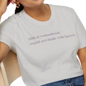 聖書的女性らしさ PNG | 口紅を塗った無給の奴隷生活 | シャツ、マグカップ、ウォールアートに使える風刺的なフェミニスト信仰の名言