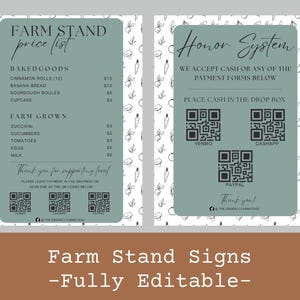 Puede incluir: Dos letreros de puesto de granja con fondo verde y texto blanco. Un letrero enumera productos horneados y productos cultivados en la granja con precios. El otro letrero explica el sistema de honor, aceptando efectivo o pagos digitales a través de códigos QR.
