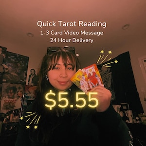 Puede incluir: Imagen de una persona sosteniendo dos cartas del tarot. Superposición de texto que dice: "Quick Tarot Reading, 1-3 Card Video Message, 24 Hour Delivery". El precio se muestra como 5,55 €. Las cartas presentan ilustraciones coloridas.