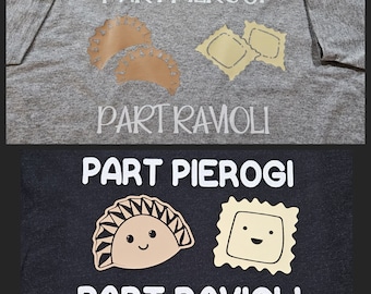 Könnte beinhalten: Zwei graue T-Shirts mit dem Text "Part Pierogi Part Ravioli" und Bildern von Pierogies und Ravioli. Das obere Shirt hat ein braunes Pierogi und ein gelbes Ravioli. Das untere Shirt hat ein braunes Pierogi mit einem lächelnden Gesicht und ein gelbes Ravioli mit einem lächelnden Gesicht.