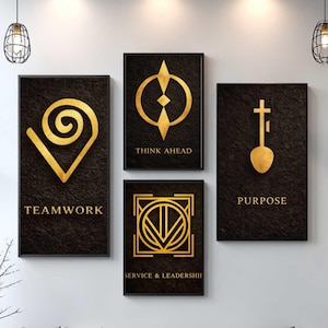 Può includere: Cinque opere d'arte da parete incorniciate con disegni dorati e testo su uno sfondo scuro strutturato. Il testo include "TEAMWORK", "THINK AHEAD", "PURPOSE" e "SERVICE & LEADERSHIP". L'arte è esposta in un ambiente ufficio moderno.