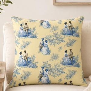 Op de afbeelding: Een vierkant sierkussen van 46 cm bij 46 cm, voorzien van een herhalend toile-patroon in blauw op een lichtgele achtergrond. Het ontwerp toont paren in historische kleding te midden van florale en botanische elementen.