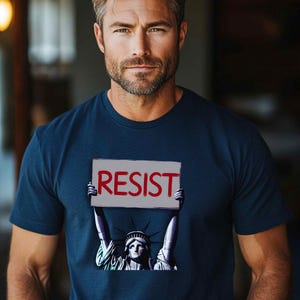 Resist PNG – Design de sublimação de cartaz de protesto da Senhora Liberdade, download digital político feminista, gráfico de empoderamento para camisetas e sacolas