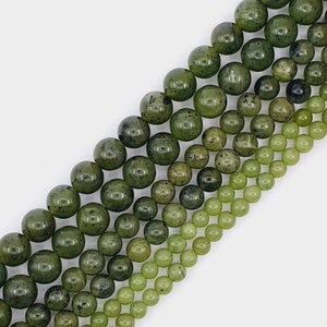 Op de afbeelding: Een streng groene jade kralen in verschillende maten. De kralen zijn rond en hebben een gladde, gepolijste afwerking.