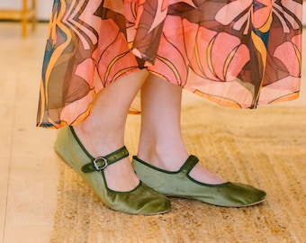Buty Mary Jane z aksamitu oliwkowego – buty damskie vintage – baletki