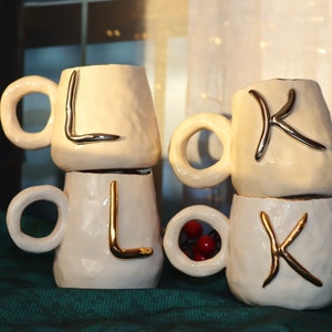 Taza de letras de cerámica hecha a mano- Taza inicial- Taza de café de gres