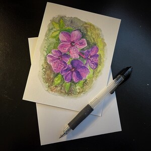 Tautropfen auf Lila Blumen