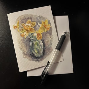 Jonquilles dans un vase en verre