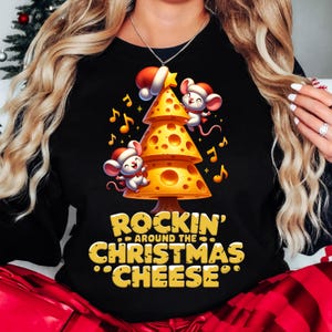 Queso balanceándose alrededor del árbol de Navidad PNG - Diseño digital divertido de ratón navideño para camisetas, tazas, tarjetas - Humor navideño Descargar png