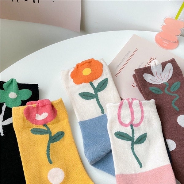 Super-süße und schöne Socken mit großen Blumenmotiven bis über den Bund gestrickt