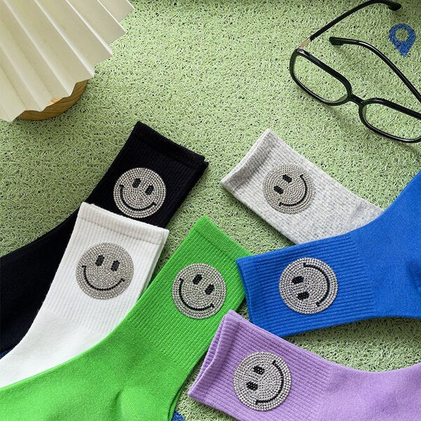 Socken mit Smiley aus Strass in grau, weiß, schwarz