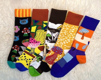 Colorful socks with mushroom motifs on the right/left in 5 variations