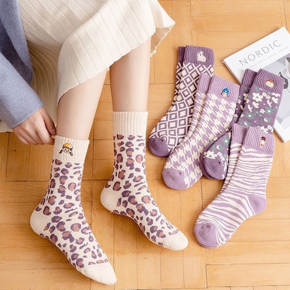 Frottee Socken flauschig in lila mit Stickereien am Bund