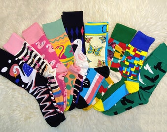 Colorful socks with bird motifs in 9 variations