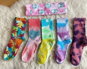 Cool colorful socks with batik / tie-dye pattern, partly with hemp leaf / alien motif and in medium / knee length