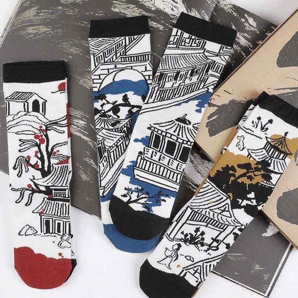 Hübsche Socken mit asiatischen Landschafts- und Architektur-Motiven aus China, Japan, Korea (links und rechts unterschiedlich)