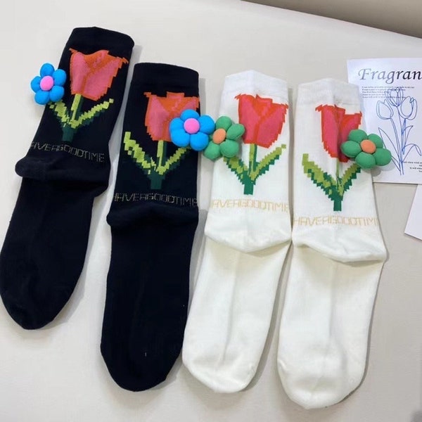 Socken mit Blumen im Pixellook und abnehmbarer Stoffblüte