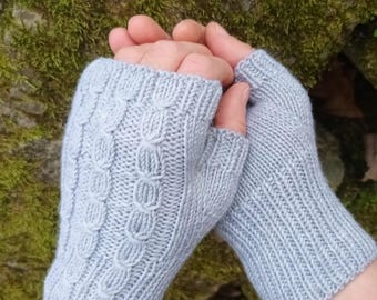 Wzór na robienie na drutach damskich rękawiczek bez palców – splot kablowy – pobierz plik PDF – pomoc wideo