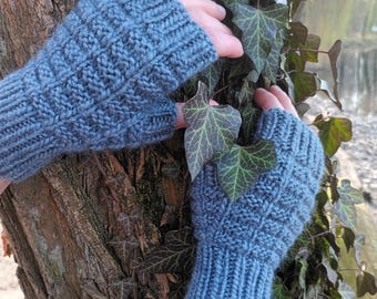 Wzór na robótkę na drutach + wideo, Teksturowane rękawiczki bez palców z blokami, bezszwowe,