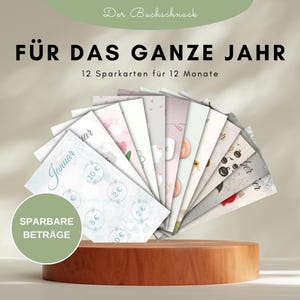 Könnte beinhalten: Zwölf bunte Karten mit einem anderen Design für jeden Monat des Jahres. Jede Karte hat einen Kreis mit einem Euro-Betrag zum Sparen. Der Text auf den Karten lautet "Sparbare Beträge".