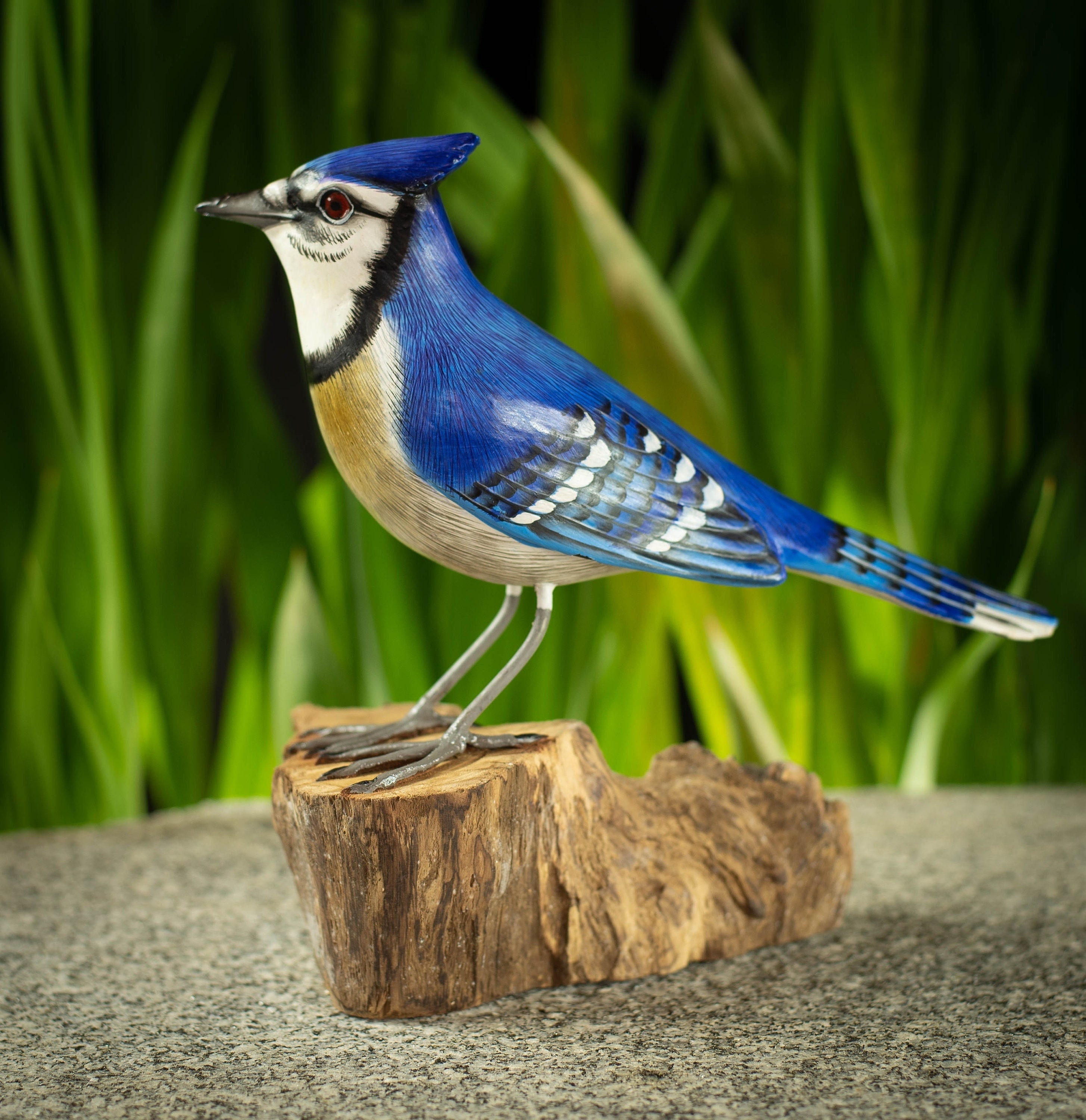 Handgeschnitzte, handbemalte Holzvogelskulptur eines Blauhähers