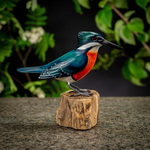 Handgeschnitzte, handbemalte Holzvogelskulptur eines grünen Eisvogels