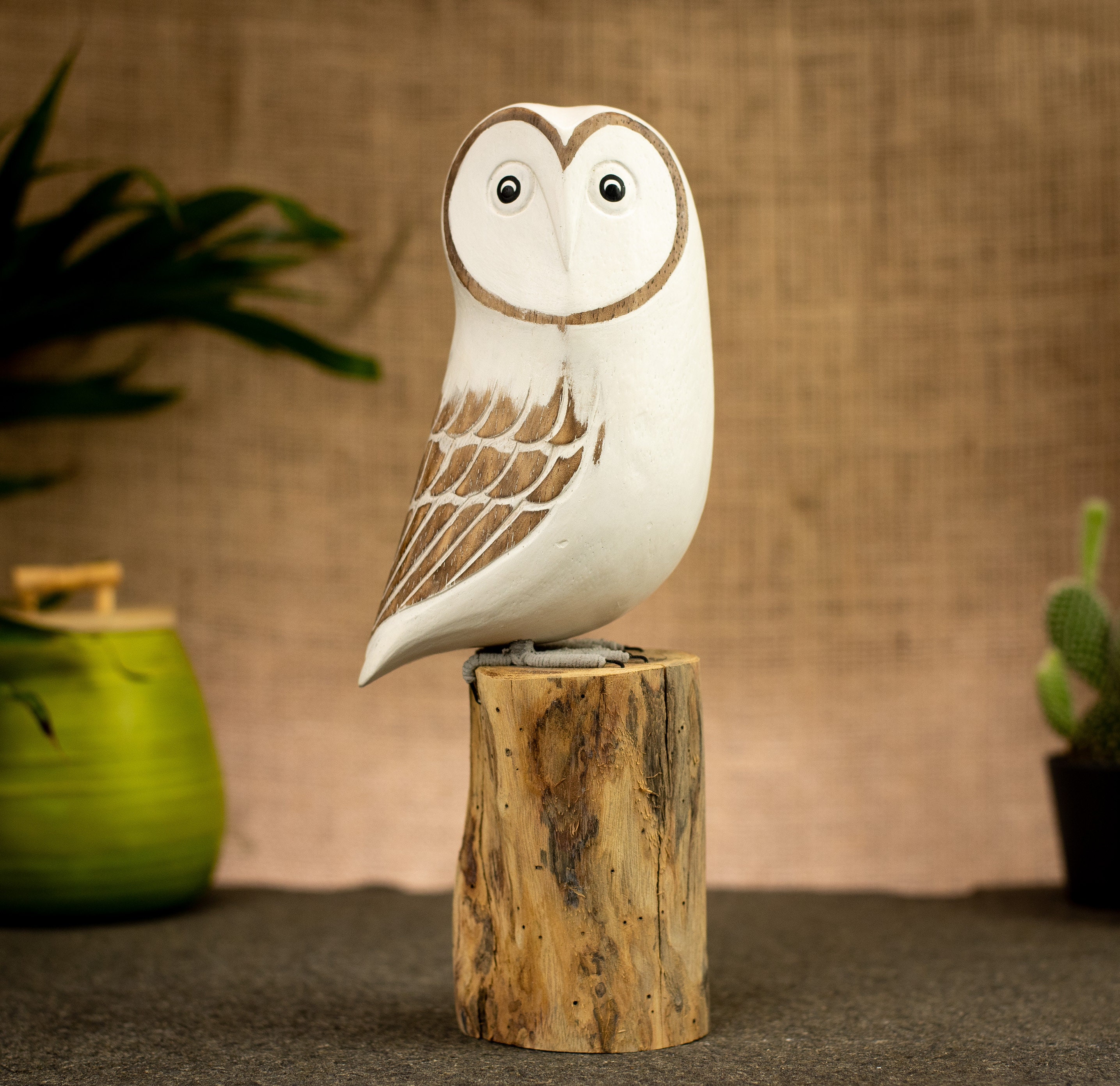 置物 59. The magnificent barn owl hand-painte The Magnificent Barn Owl by George McMonigle ~ Limited