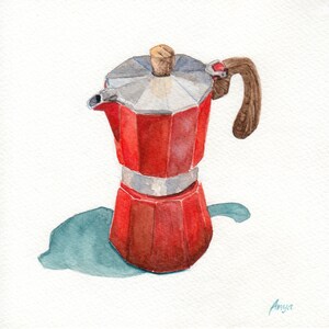 Può includere: Una caffettiera italiana rossa e argentata con un manico in legno. La caffettiera è appoggiata su una superficie blu e verde.