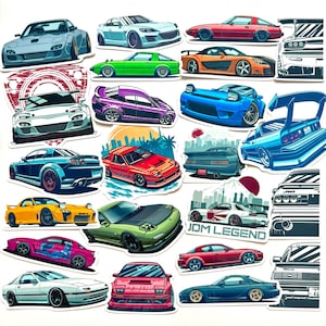 Könnte beinhalten: Eine Sammlung von 18 bunten Autoaufklebern mit verschiedenen Marken und Modellen japanischer Sportwagen. Die Aufkleber sind auf glänzendem Vinylmaterial gedruckt und eignen sich perfekt zum Dekorieren von Laptops, Wasserflaschen und anderen Oberflächen.