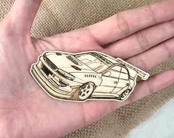 以下が含まれることがあります： 大きなリアスポイラーが付いた白いスバル・インプレッサWRX STIのレーザーカット木製オーナメントです。